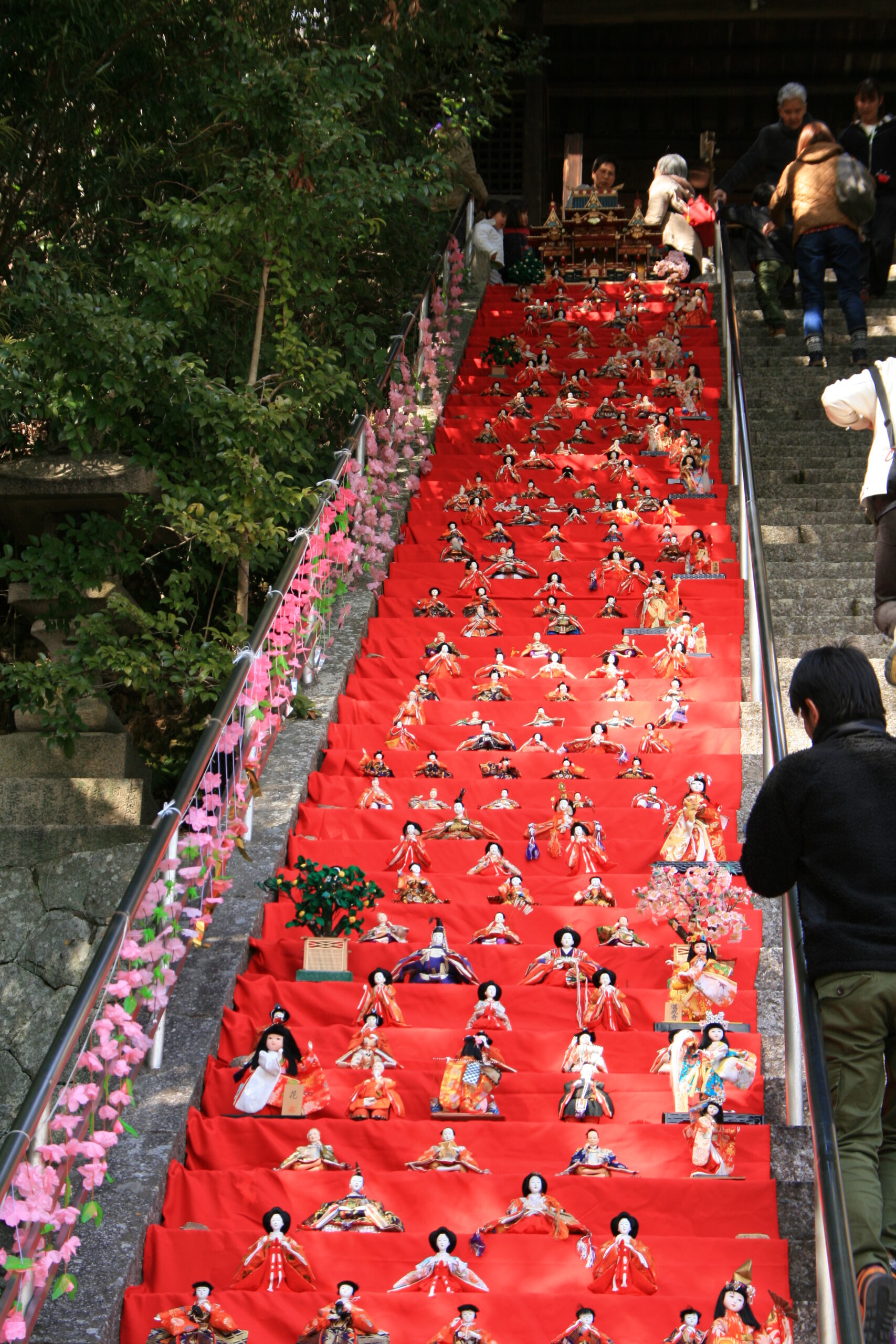 岡山・備前市】「備前片上ひなめぐり」で圧巻の宇佐八幡宮の石段ひな